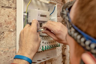 Elektrikçi çalışmalarının yakın çekim