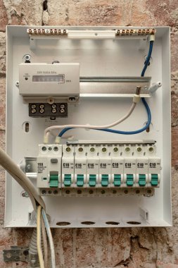 kapalı ev açık elektrik breaker paneli. 