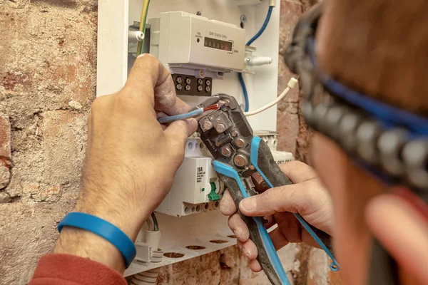 Primer plano del trabajo del electricista — Foto de Stock