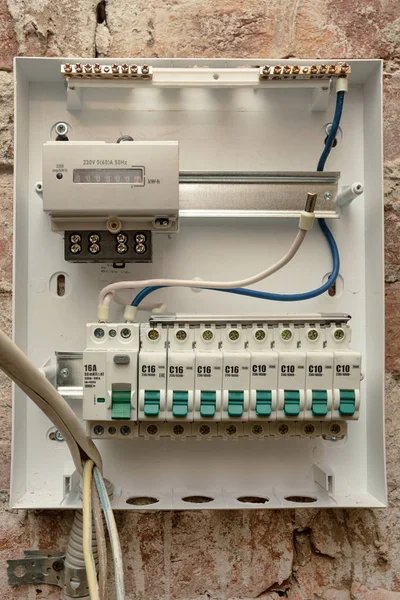 Interiores casa abierta interruptor eléctrico panel . — Foto de Stock