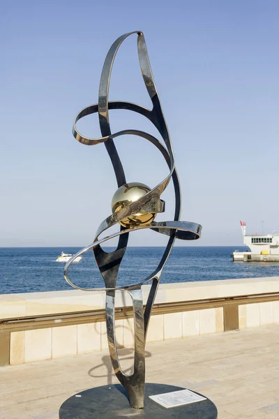 Rzeźba sztuki nowoczesnej na ścianie portu, Port Hercule, Monako. — Zdjęcie stockowe