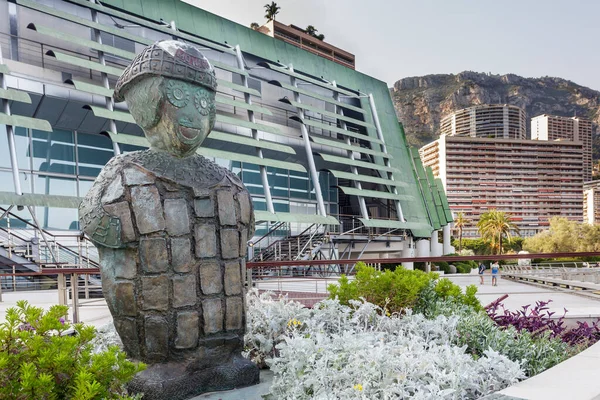 Rzeźba sztuki nowoczesnej na ścianie portu, Port Hercule, Monako. — Zdjęcie stockowe