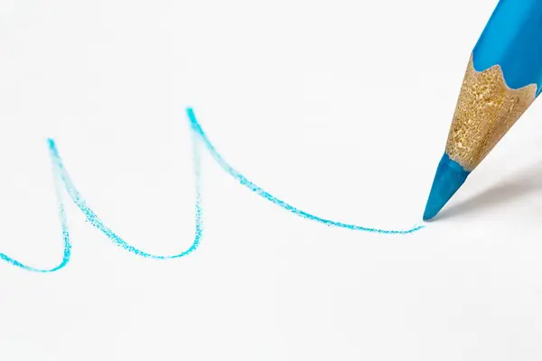 Lápiz azul dibuja una línea ondulada — Foto de Stock