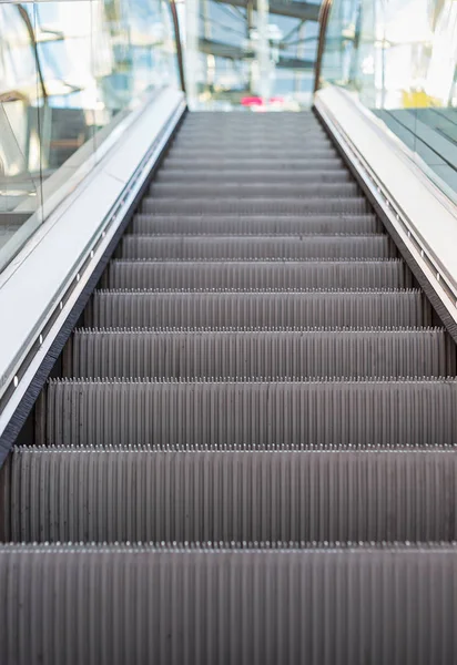 Perspektive der leeren Rolltreppe von oben nach unten — Stockfoto