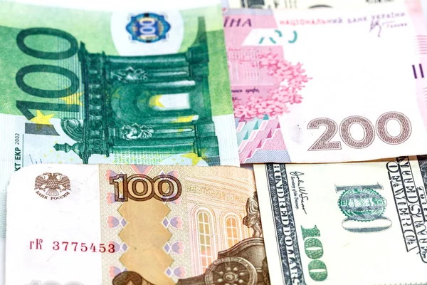 Primo piano di dollari USA, euro, rublo e grivna — Foto Stock