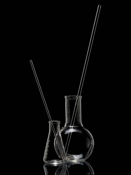 黑色背景的实验室玻璃器皿 — 图库照片