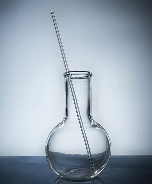Laboratóriumi üvegáru színes háttér — Stock Fotó