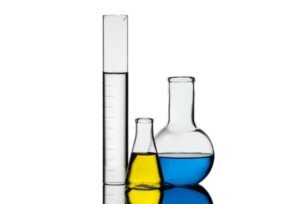 Recipientes químicos com líquidos coloridos — Fotografia de Stock
