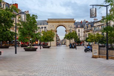 Darcy square and the arch of Port Guillaume