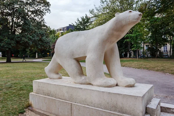 Urso de gelo na entrada de um parque em Dijon — Fotografia de Stock