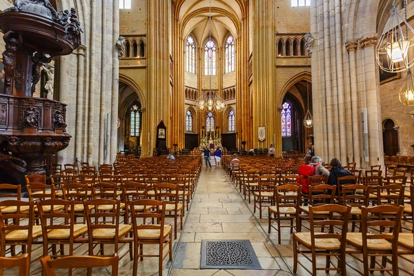 Wnętrze katedry św. Benigne w Dijon Francja — Zdjęcie stockowe