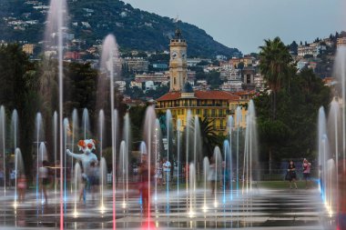 Nice, Fransa 'daki Massena Meydanı' ndaki ünlü çeşme. Gece görünümü