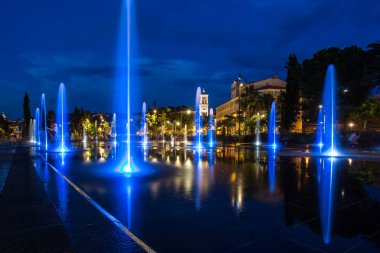 Nice, Fransa 'daki Massena Meydanı' ndaki ünlü çeşme. Gece görünümü