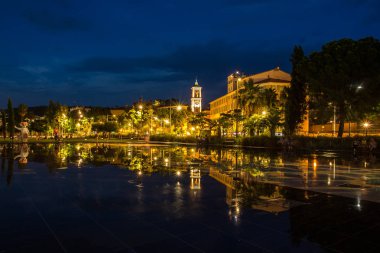 Nice 'deki Massena Meydanı' ndaki Meşhur Çeşme