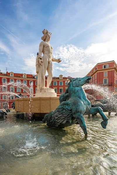 Die Fontaine du Soleil auf der Place Massena. Nizza, Frankreich — Stockfoto