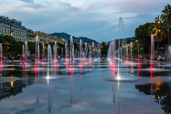 Słynna Fontanna na Place Massena w Nicei, Francja. Widok nocy — Zdjęcie stockowe