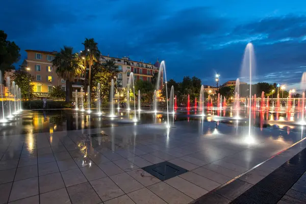 Słynna Fontanna na Place Massena w Nicei, Francja. Widok nocy — Zdjęcie stockowe