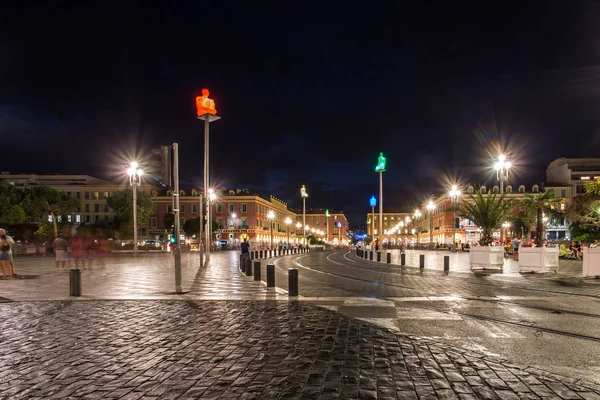 Budynki i chodzić sposób ulicy na placu Massena w Nicei, Francja — Zdjęcie stockowe