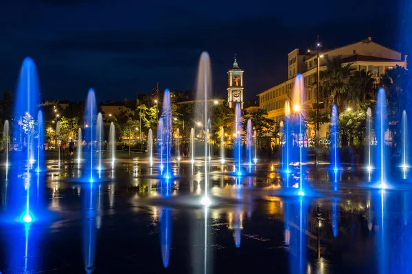Híres szökőkút a Place Massenán, Nizzában, Franciaországban. Éjszakai nézet — Stock Fotó
