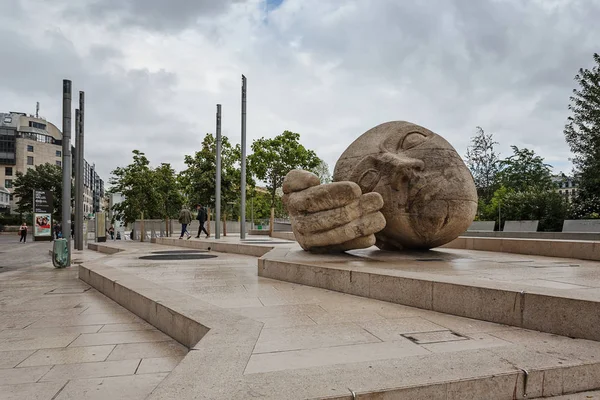 Rzeźba Ecoute Słuchanie. Paryż, Francja — Zdjęcie stockowe
