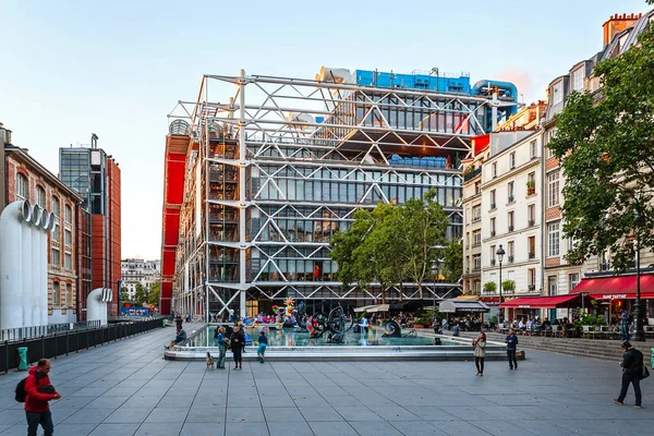 Fontanna Strawińskiego i Centrum Georges Pompidou — Zdjęcie stockowe