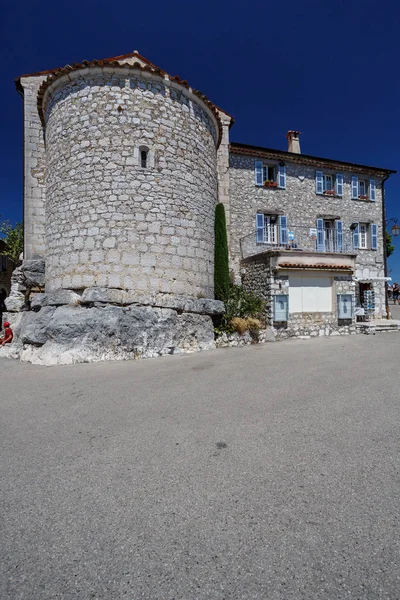 Tornet på den gamla fästningen i byn Gourdon — Stockfoto