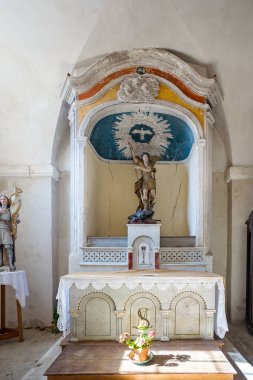 Roussillon 'daki Saint-Michel Kilisesi.