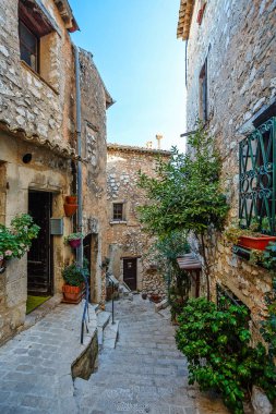 Eski köyün dar sokakları Tourrettes-sur-Loup