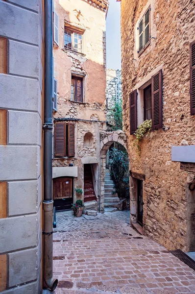 Enge Straße im alten Dorf Tourrettes-sur-Loup — Stockfoto