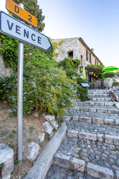 Blick auf ein richtungsweisendes Verkehrsschild. Vence in Alpes-Maritimes — Stockfoto