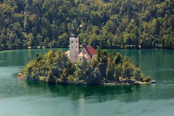 Blick auf die berühmte Insel und die Kirche von Bled in Slowenien, — Stockfoto