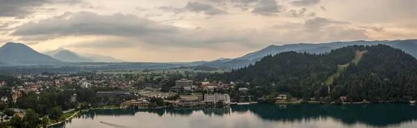 Der Bleder See in den Julischen Alpen in Slowenien. Abendliche Aussicht — Stockfoto