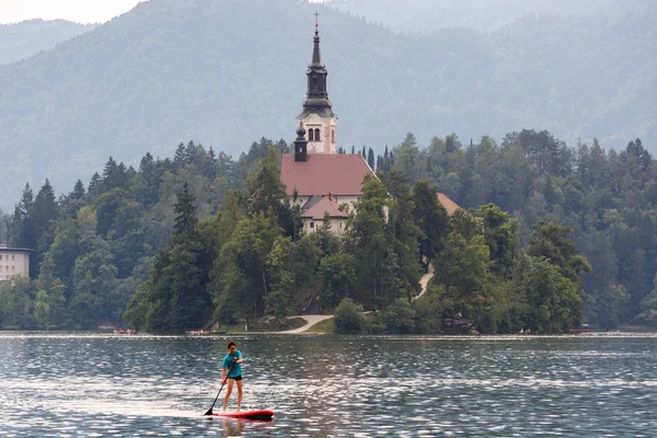 Blick auf die berühmte Insel und die Bleder Kirche — Stockfoto