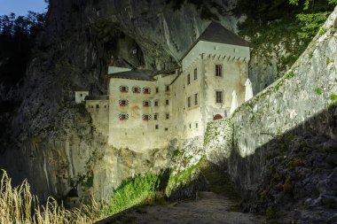 Predjama Kalesi 'nin gece manzarası
