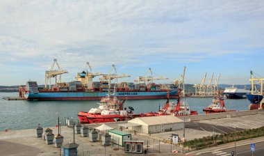  Koper şehrindeki deniz kargo limanı.