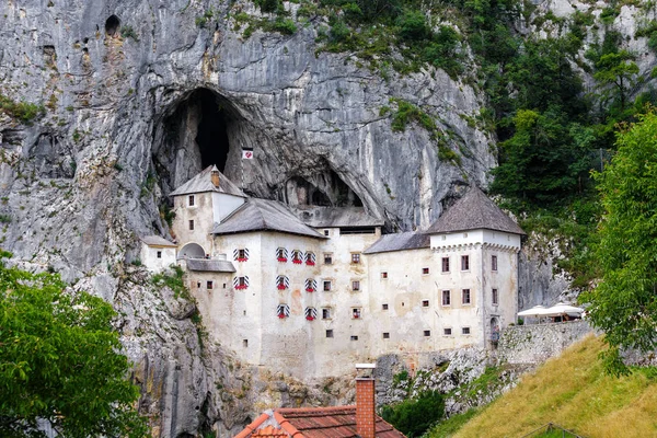 Predjama-Burg — Stockfoto