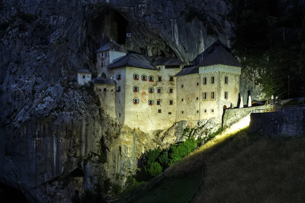 Nachtansicht der Burg Predjama — Stockfoto