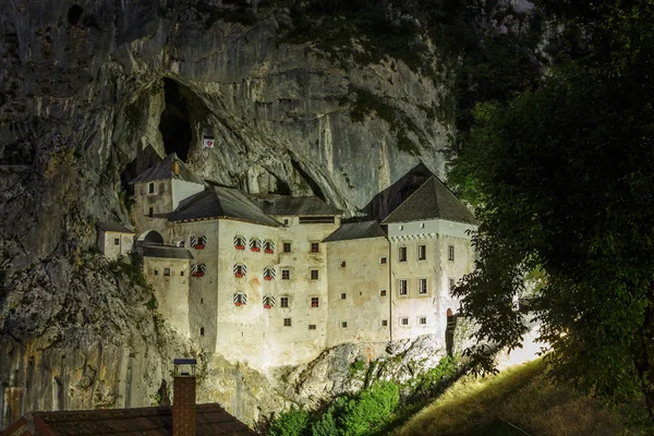 Nachtansicht der Burg Predjama — Stockfoto