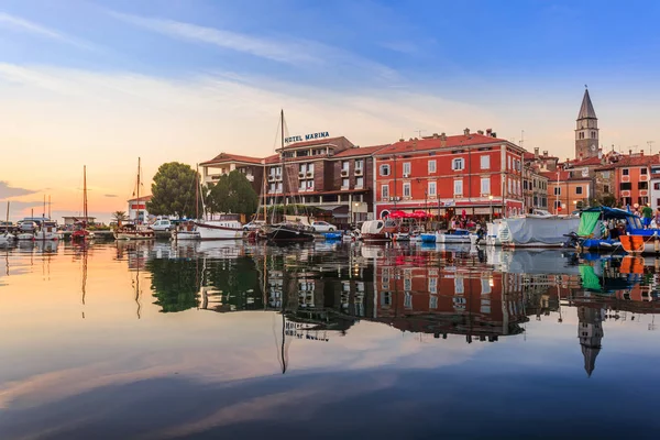 Evening cityscape of old fishing town Isola — Stock Photo, Image