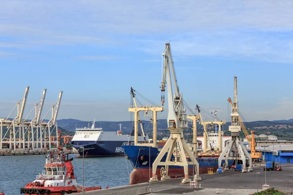 Porto de carga marítima na cidade de Koper — Fotografia de Stock