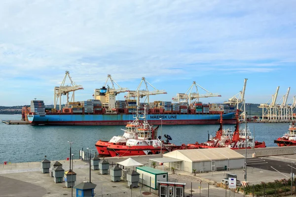 Koper şehrindeki deniz kargo limanı. — Stok fotoğraf