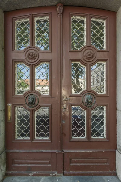 Stare drzwi w starym domu — Zdjęcie stockowe
