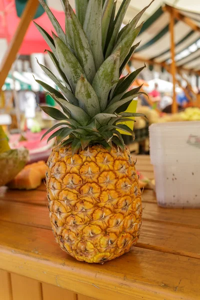 Ananas auf Holztisch — Stockfoto