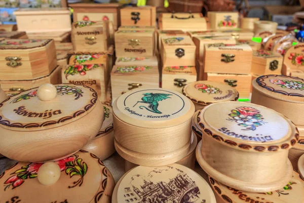 Slovenian traditional wooden products in a souvenir shop — Stock Photo, Image