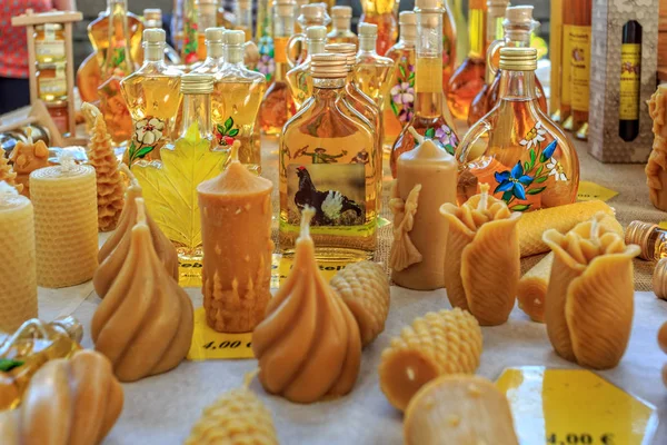 Produtos tradicionais de cera de abelha eslovenos em uma loja de lembranças — Fotografia de Stock