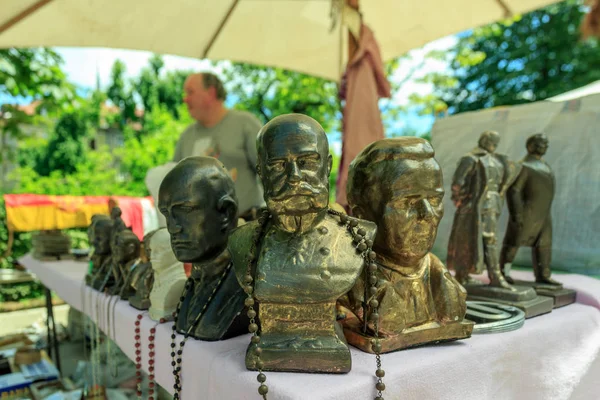 Old metal busts to politicians in a souvenir shop — Stock Photo, Image