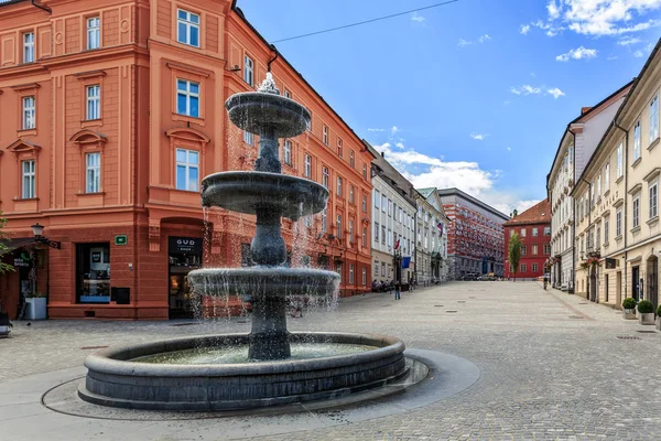 Fontän med boulevard i Ljubljana — Stockfoto