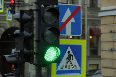 Şehirde trafik ışığı var.