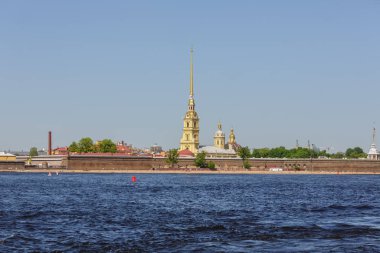 Peter ve Paul Kalesi güneşli bir günde, St. Petersburg, Rusya