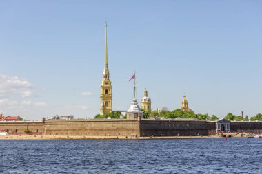 Peter ve Paul Kalesi güneşli bir günde, St. Petersburg, Rusya